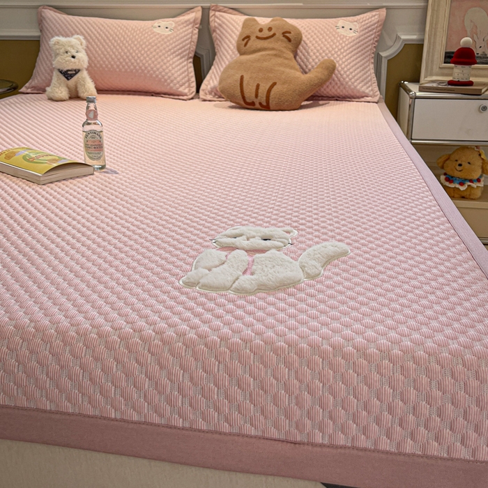 91家纺网 家纺一手货源 找家纺 沐慕 2025新款绣花凉感淑女喵豆豆凉席 淑女喵-粉