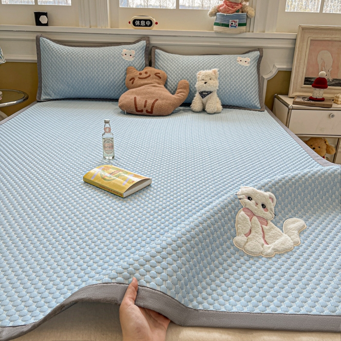 91家纺网 家纺一手货源 找家纺 沐慕 2025新款绣花凉感淑女喵豆豆凉席 淑女喵-蓝