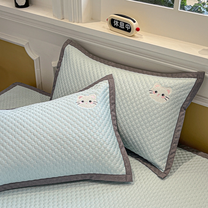 91家纺网 家纺一手货源 找家纺 沐慕 2025新款绣花凉感淑女喵豆豆凉席 淑女喵-水绿