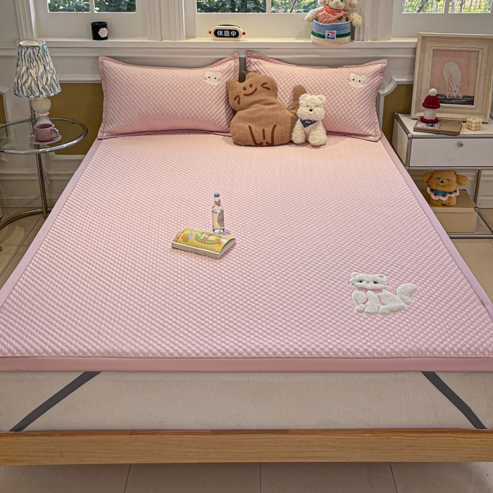 91家纺网 家纺一手货源 找家纺 沐慕 2025新款绣花凉感淑女喵豆豆凉席 淑女喵-粉