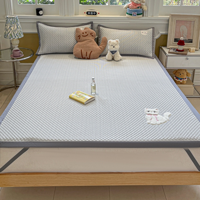 91家纺网 家纺一手货源 找家纺 沐慕 2025新款绣花凉感淑女喵豆豆凉席 淑女喵-灰