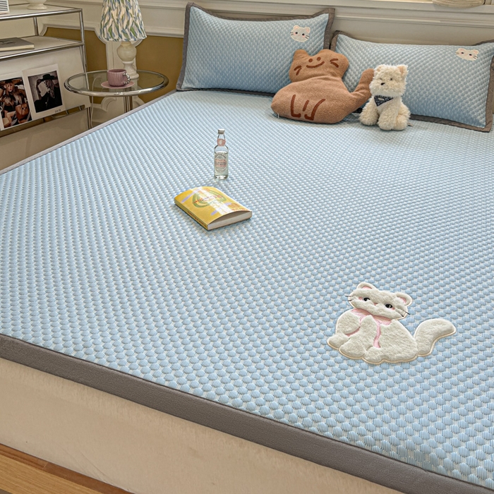 91家纺网 家纺一手货源 找家纺 沐慕 2025新款绣花凉感淑女喵豆豆凉席 淑女喵-蓝