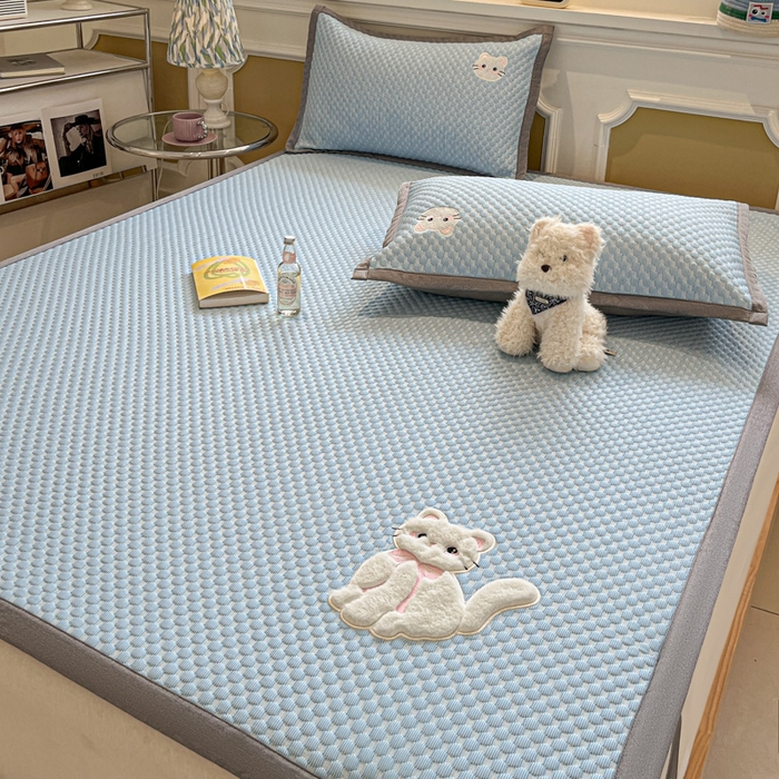 91家纺网 家纺一手货源 找家纺 沐慕 2025新款绣花凉感淑女喵豆豆凉席 淑女喵-蓝