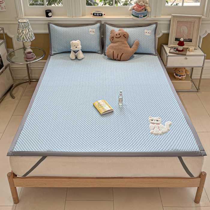 91家纺网 家纺一手货源 找家纺 沐慕 2025新款绣花凉感淑女喵豆豆凉席 淑女喵-蓝