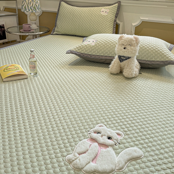 91家纺网 家纺一手货源 找家纺 沐慕 2025新款绣花凉感淑女喵豆豆凉席 淑女喵-草绿