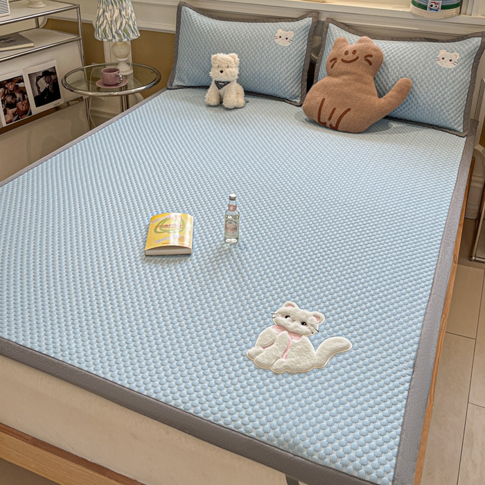 91家纺网 家纺一手货源 找家纺 沐慕 2025新款绣花凉感淑女喵豆豆凉席 淑女喵-蓝