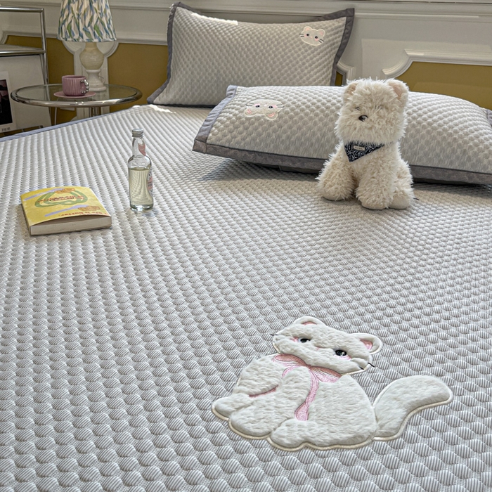 91家纺网 家纺一手货源 找家纺 沐慕 2025新款绣花凉感淑女喵豆豆凉席 淑女喵-灰