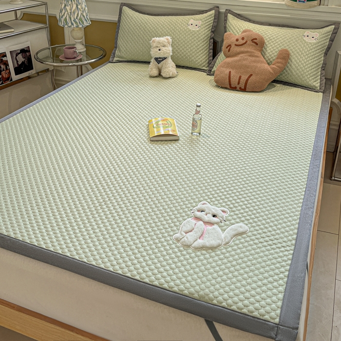 91家纺网 家纺一手货源 找家纺 沐慕 2025新款绣花凉感淑女喵豆豆凉席 淑女喵-草绿