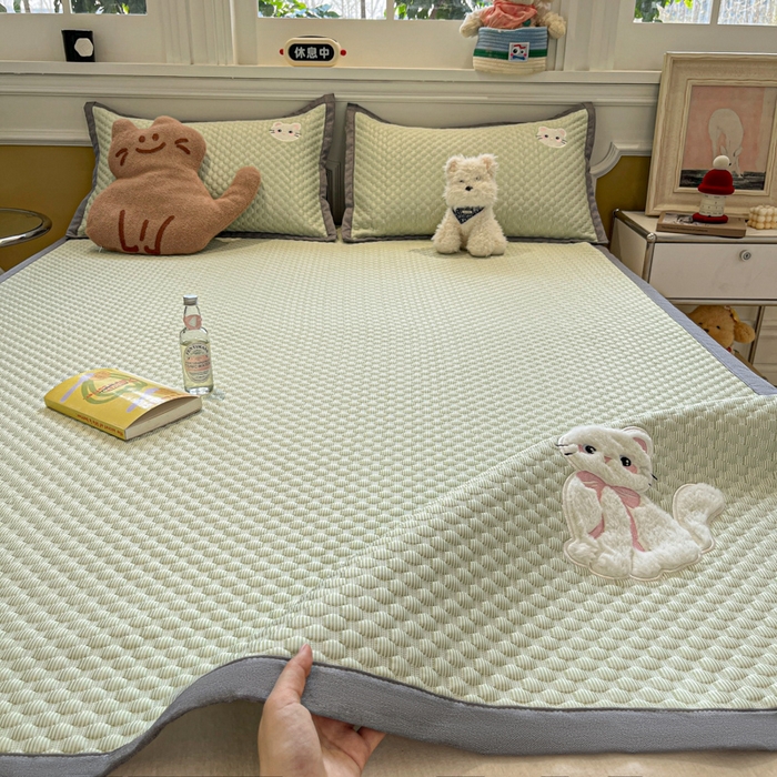 91家纺网 家纺一手货源 找家纺 沐慕 2025新款绣花凉感淑女喵豆豆凉席 淑女喵-草绿