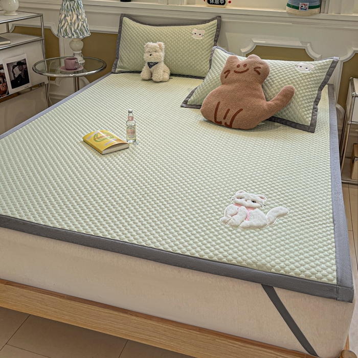 91家纺网 家纺一手货源 找家纺 沐慕 2025新款绣花凉感淑女喵豆豆凉席 淑女喵-草绿