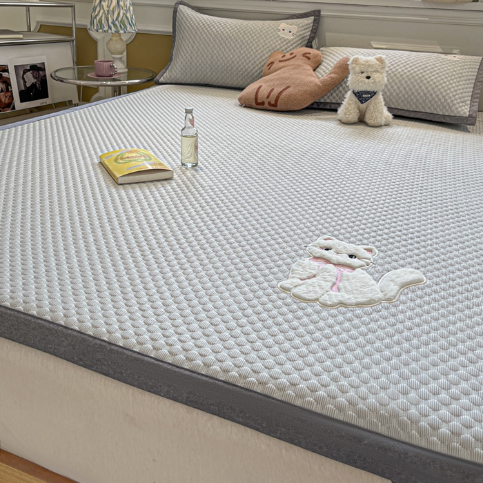 91家纺网 家纺一手货源 找家纺 沐慕 2025新款绣花凉感淑女喵豆豆凉席 淑女喵-灰