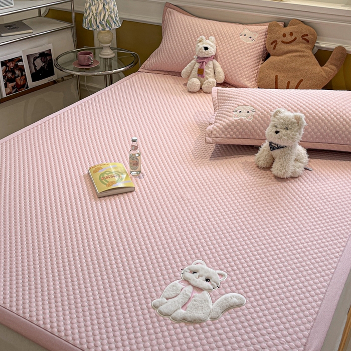 91家纺网 家纺一手货源 找家纺 沐慕 2025新款绣花凉感淑女喵豆豆凉席 淑女喵-粉