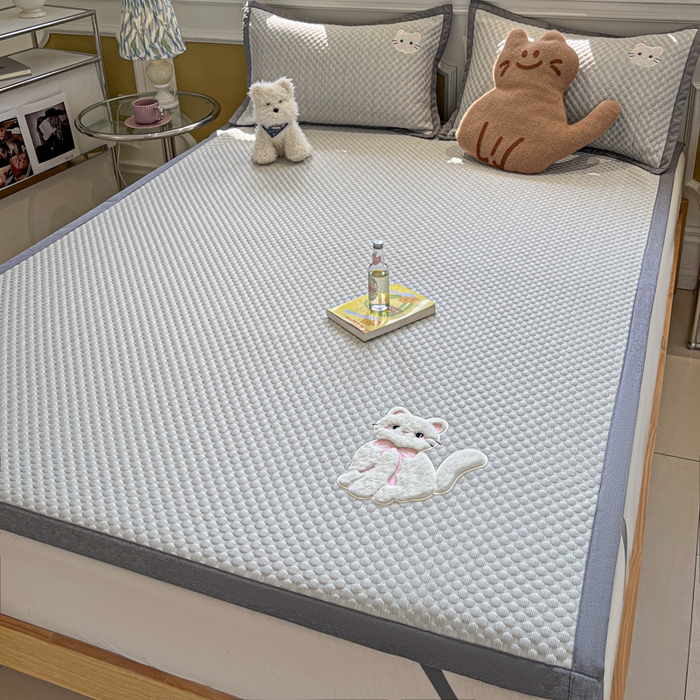 91家纺网 家纺一手货源 找家纺 沐慕 2025新款绣花凉感淑女喵豆豆凉席 淑女喵-灰