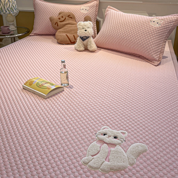 91家纺网 家纺一手货源 找家纺 沐慕 2025新款绣花凉感淑女喵豆豆凉席 淑女喵-粉