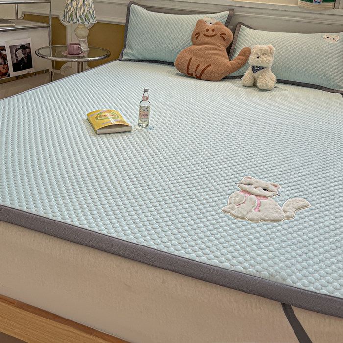 91家纺网 家纺一手货源 找家纺 沐慕 2025新款绣花凉感淑女喵豆豆凉席 淑女喵-水绿