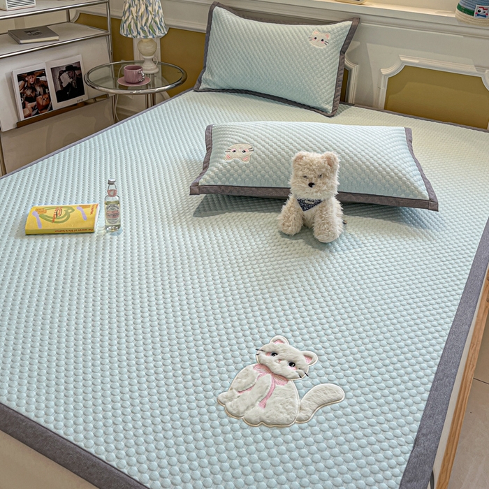 91家纺网 家纺一手货源 找家纺 沐慕 2025新款绣花凉感淑女喵豆豆凉席 淑女喵-水绿