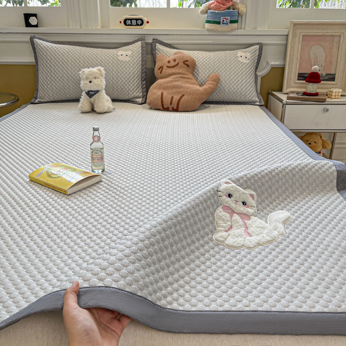 91家纺网 家纺一手货源 找家纺 沐慕 2025新款绣花凉感淑女喵豆豆凉席 淑女喵-灰