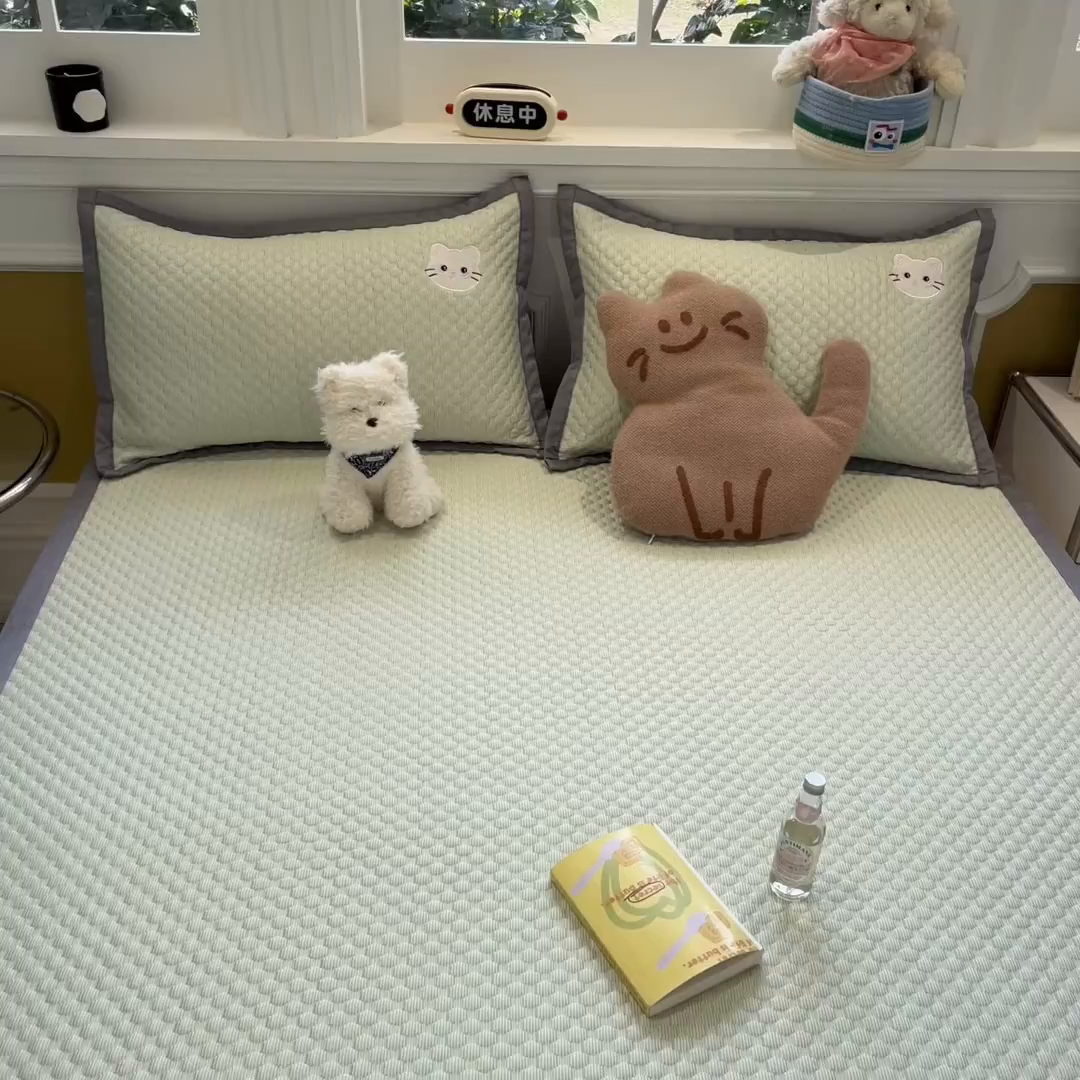 91家纺网 家纺一手货源 找家纺 沐慕 2025新款绣花凉感淑女喵豆豆凉席 淑女喵-草绿