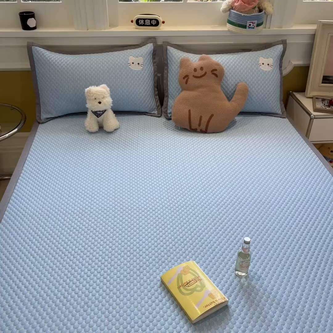 91家纺网 家纺一手货源 找家纺 沐慕 2025新款绣花凉感淑女喵豆豆凉席 淑女喵-蓝