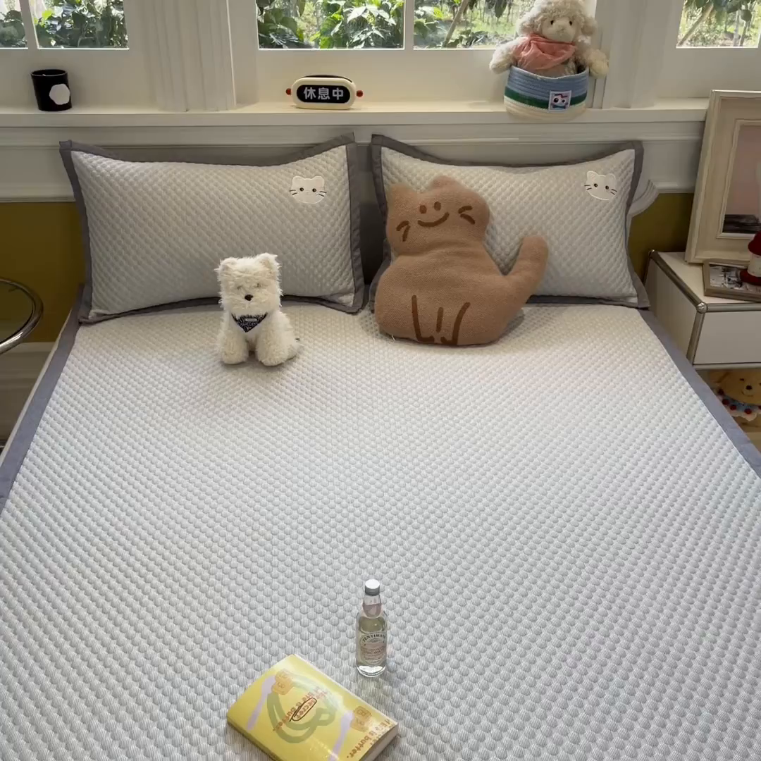 91家纺网 家纺一手货源 找家纺 沐慕 2025新款绣花凉感淑女喵豆豆凉席 淑女喵-灰