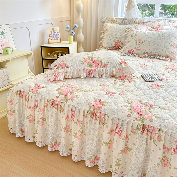 91家纺网 家纺一手货源 找家纺 忘忧草 2025新款柔软全棉夹棉印花床裙 柏林花涧