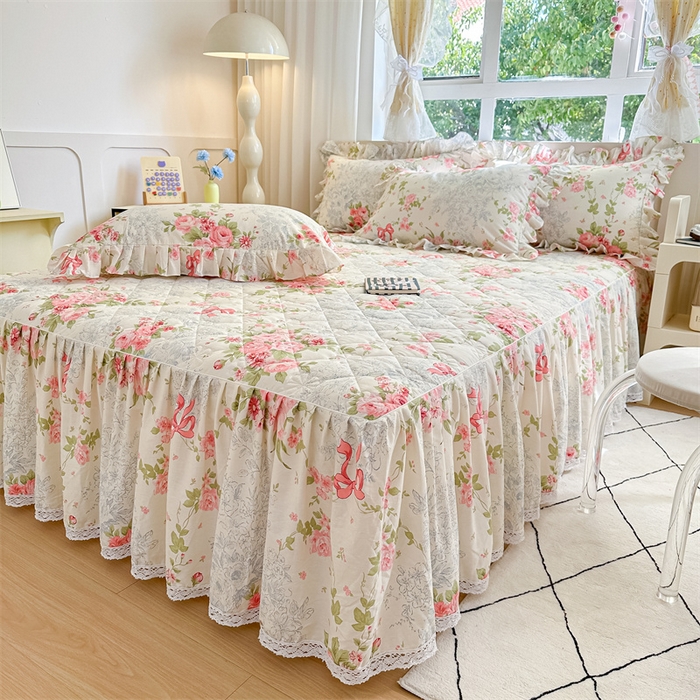 91家纺网 家纺一手货源 找家纺 忘忧草 2025新款柔软全棉夹棉印花床裙 柏林花涧