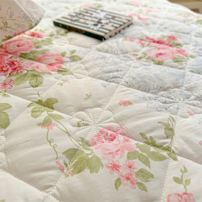 91家纺网 家纺一手货源 找家纺 忘忧草 2025新款柔软全棉夹棉印花床裙 柏林花涧