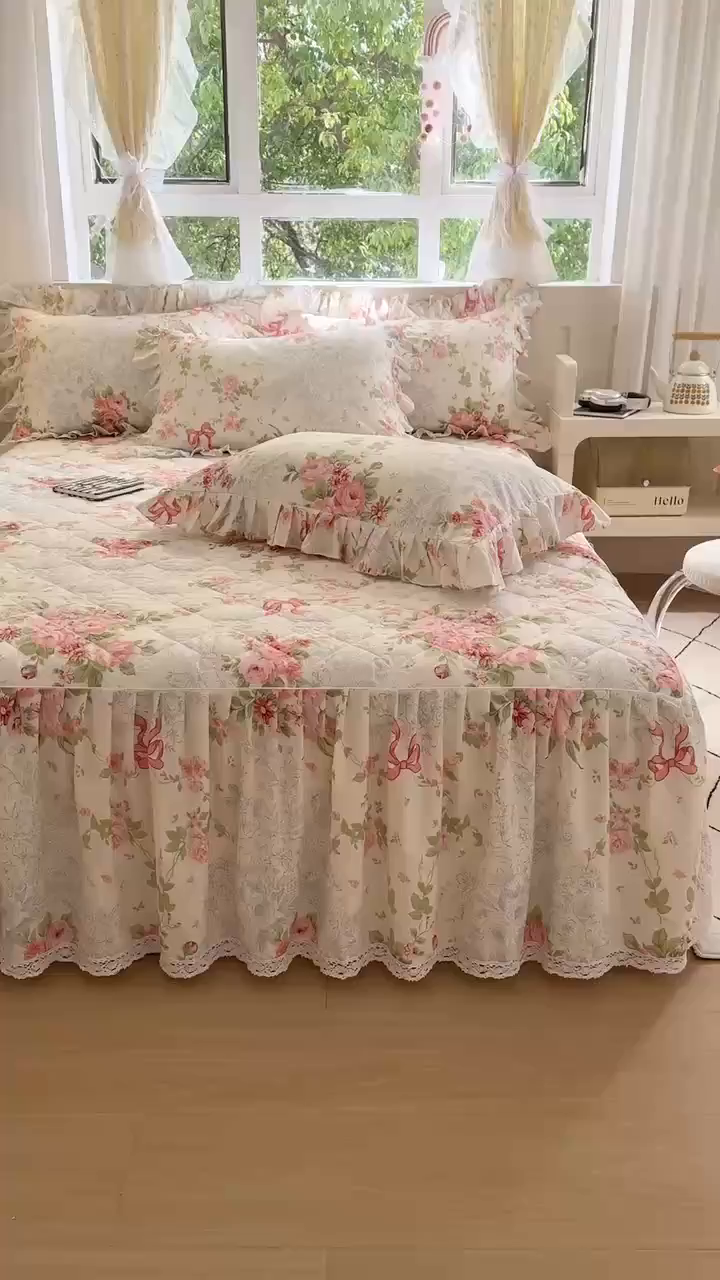 91家纺网 家纺一手货源 找家纺 忘忧草 2025新款柔软全棉夹棉印花床裙 柏林花涧