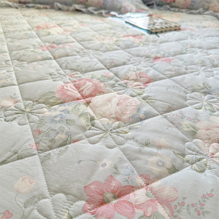 91家纺网 家纺一手货源 找家纺 忘忧草 2025新款柔软全棉夹棉印花床裙 华庭庄园-蓝