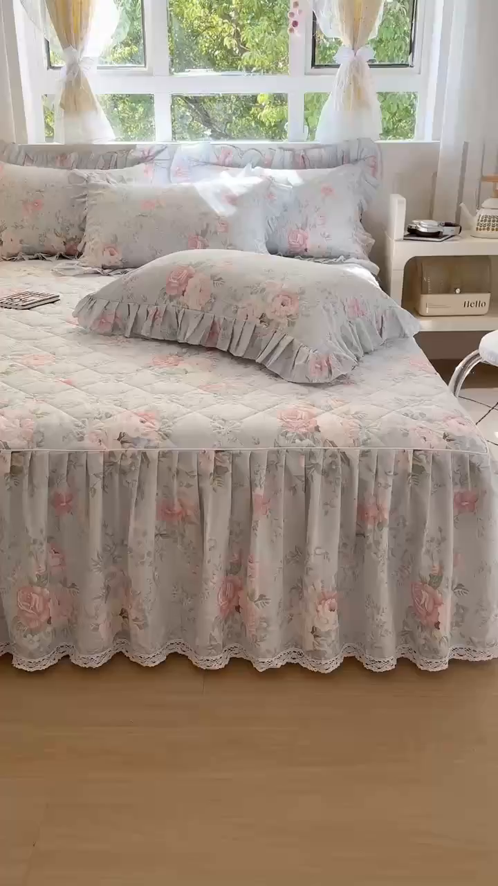 91家纺网 家纺一手货源 找家纺 忘忧草 2025新款柔软全棉夹棉印花床裙 华庭庄园-蓝