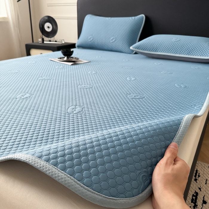 91家纺网 家纺一手货源 找家纺 （总）卡罗兰 2025新款超声波凉豆豆凉席三件套小冰熊系列