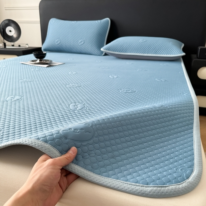 91家纺网 家纺一手货源 找家纺 （总）卡罗兰 2025新款超声波凉豆豆凉席三件套小冰熊系列