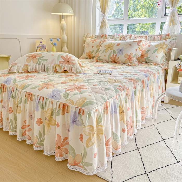 91家纺网 家纺一手货源 找家纺 忘忧草 2025新款柔软全棉夹棉印花床裙 云裳花谷