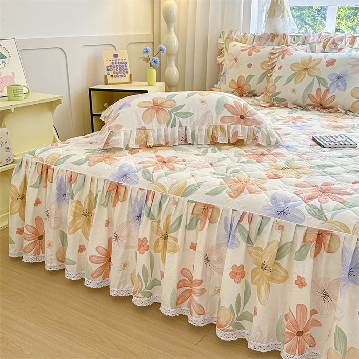 91家纺网 家纺一手货源 找家纺 忘忧草 2025新款柔软全棉夹棉印花床裙 云裳花谷