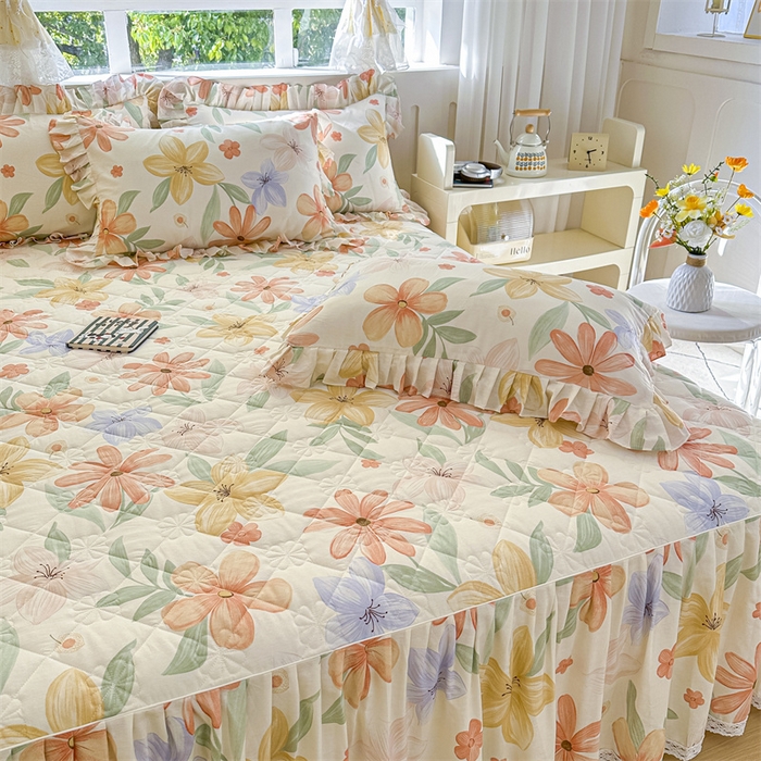 91家纺网 家纺一手货源 找家纺 忘忧草 2025新款柔软全棉夹棉印花床裙 云裳花谷