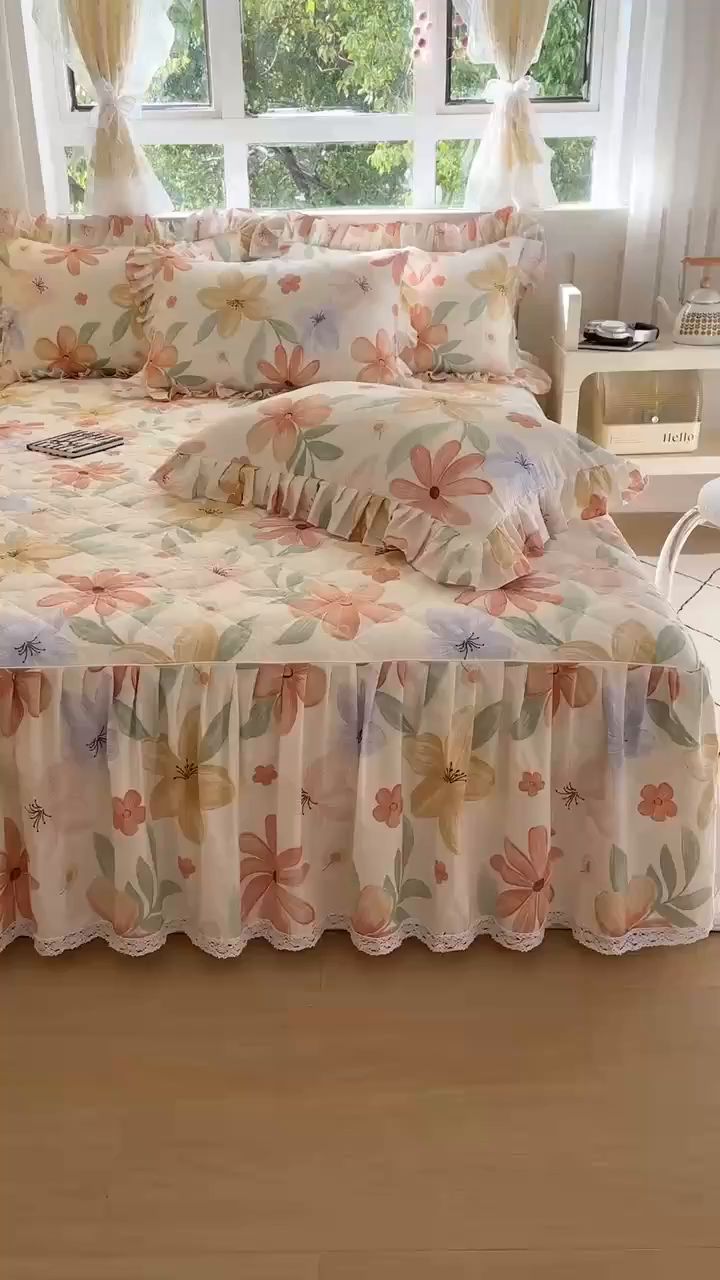 91家纺网 家纺一手货源 找家纺 忘忧草 2025新款柔软全棉夹棉印花床裙 云裳花谷