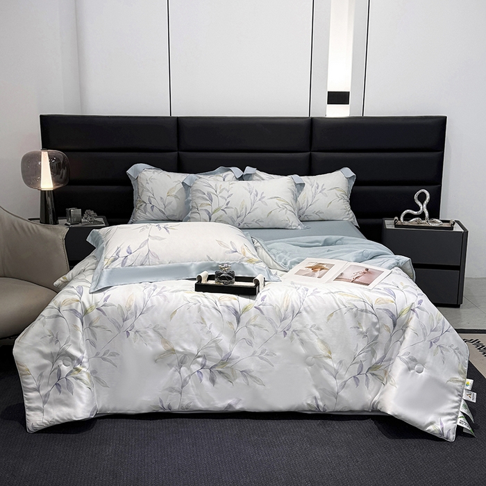 91家纺网 家纺一手货源 找家纺 衿成家纺 2025春夏新款莱赛尔天丝夏被嵌绳款数码印花单夏被夏被四件套 春晓雨梦