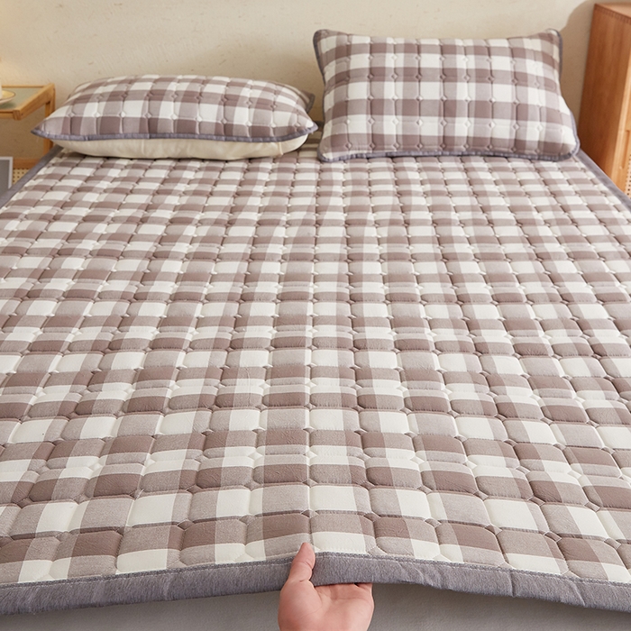 91家纺网 家纺一手货源 找家纺 暖季家纺 2025新款A类水抚棉麻新疆棉花床护垫 絮叠床护垫-灰中格