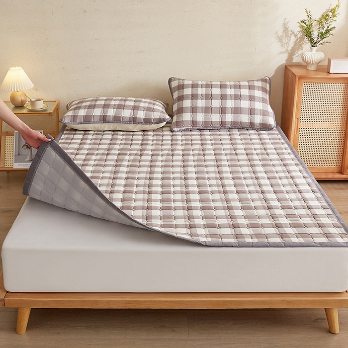 91家纺网 家纺一手货源 找家纺 暖季家纺 2025新款A类水抚棉麻新疆棉花床护垫 絮叠床护垫-灰中格