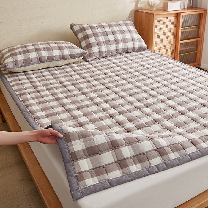 91家纺网 家纺一手货源 找家纺 暖季家纺 2025新款A类水抚棉麻新疆棉花床护垫 絮叠床护垫-灰中格