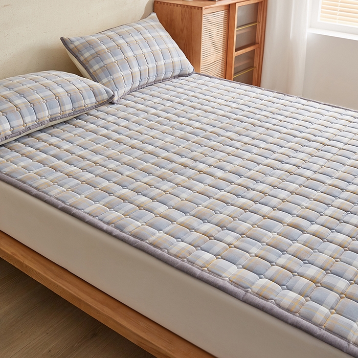 91家纺网 家纺一手货源 找家纺 暖季家纺 2025新款A类水抚棉麻新疆棉花床护垫 絮叠床护垫-简兮蓝