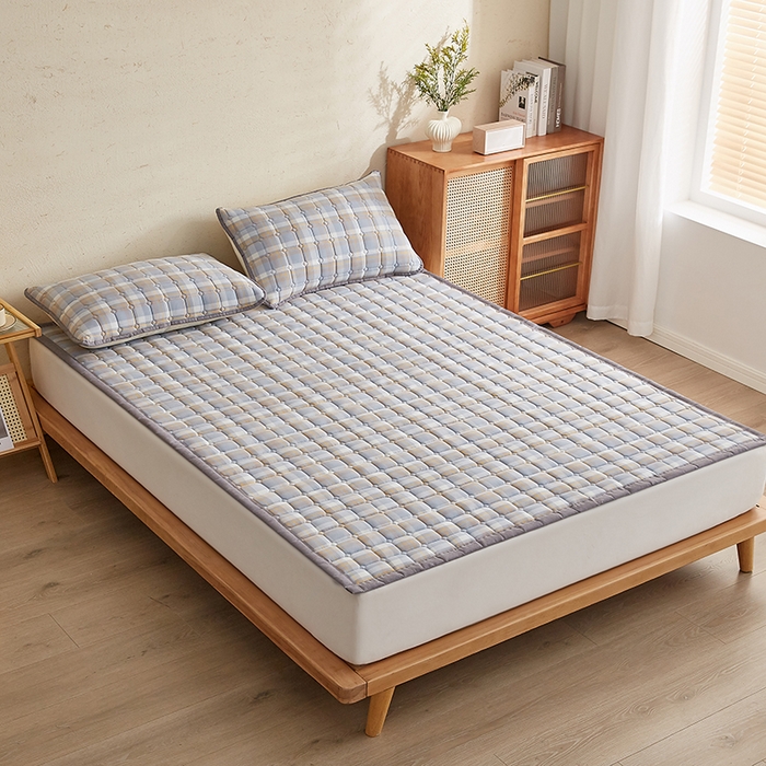 91家纺网 家纺一手货源 找家纺 暖季家纺 2025新款A类水抚棉麻新疆棉花床护垫 絮叠床护垫-简兮蓝