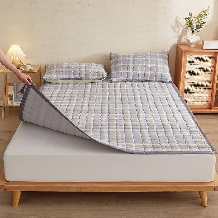 91家纺网 家纺一手货源 找家纺 暖季家纺 2025新款A类水抚棉麻新疆棉花床护垫 絮叠床护垫-简兮蓝