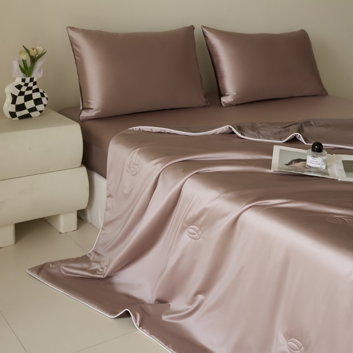 91家纺网 家纺一手货源 找家纺 （总）圣梦莱羽绒家纺 2025春夏新款A类锦氨凉感丝亮丝冰丝绸夏凉被亲肤丝绸被芯（凡质量问题由商家承担）