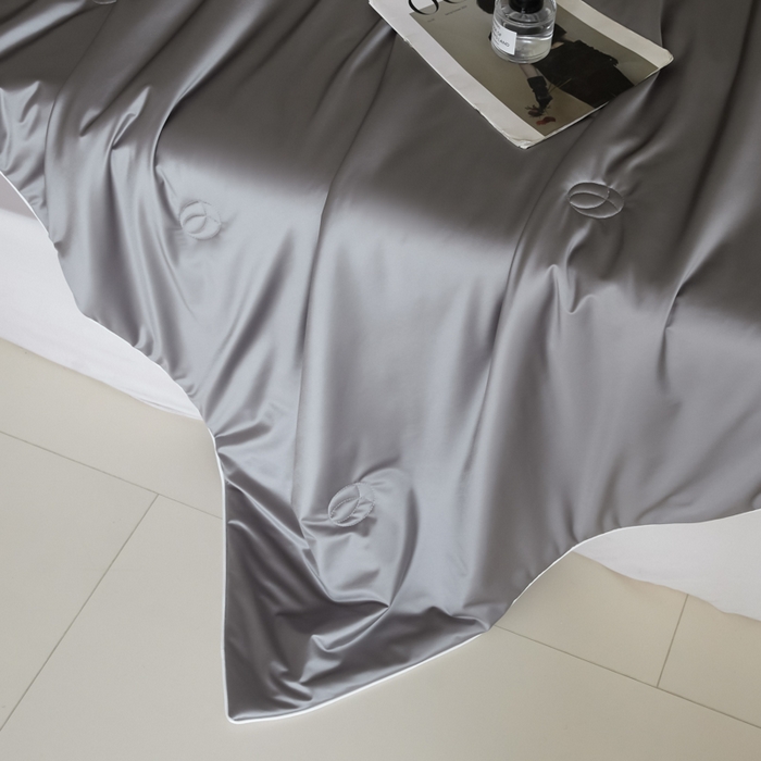 91家纺网 家纺一手货源 找家纺 圣梦莱羽绒家纺 2025春夏新款A类锦氨凉感丝亮丝冰丝绸夏凉被亲肤丝绸被芯 轻奢银烛台