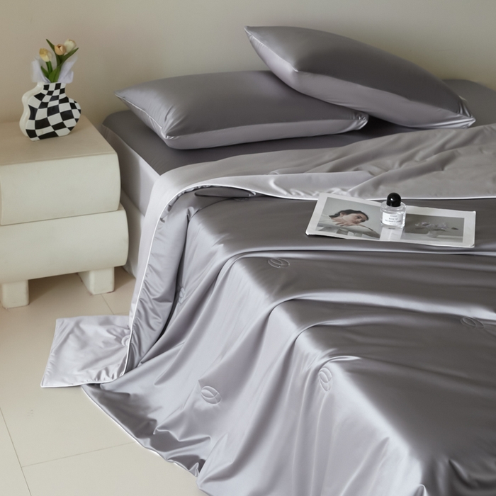 91家纺网 家纺一手货源 找家纺 圣梦莱羽绒家纺 2025春夏新款A类锦氨凉感丝亮丝冰丝绸夏凉被亲肤丝绸被芯 轻奢银烛台