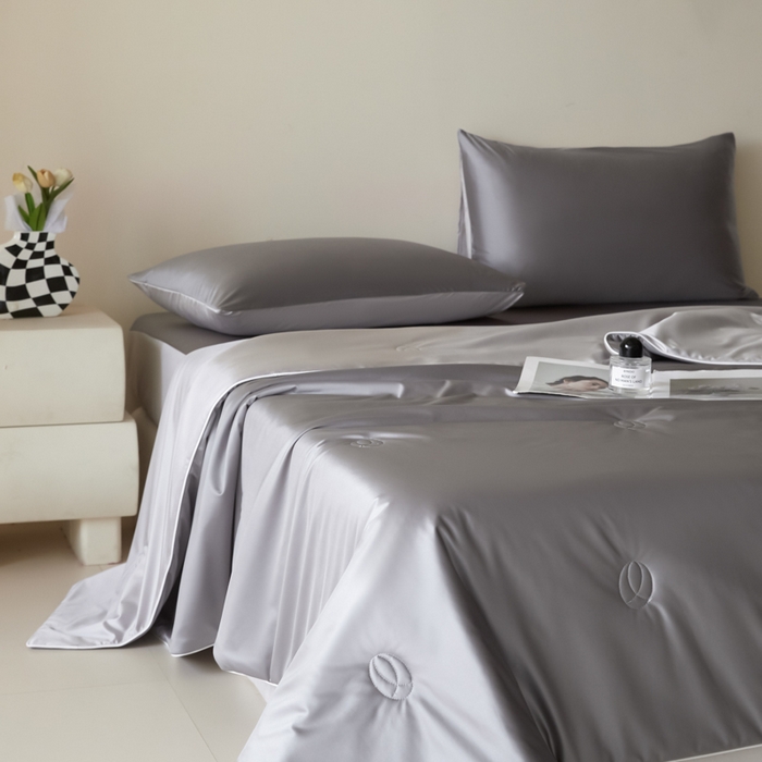 91家纺网 家纺一手货源 找家纺 圣梦莱羽绒家纺 2025春夏新款A类锦氨凉感丝亮丝冰丝绸夏凉被亲肤丝绸被芯 轻奢银烛台