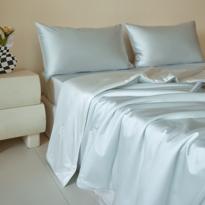 91家纺网 家纺一手货源 找家纺 圣梦莱羽绒家纺 2025春夏新款A类锦氨凉感丝亮丝冰丝绸夏凉被亲肤丝绸被芯 海盐天空蓝