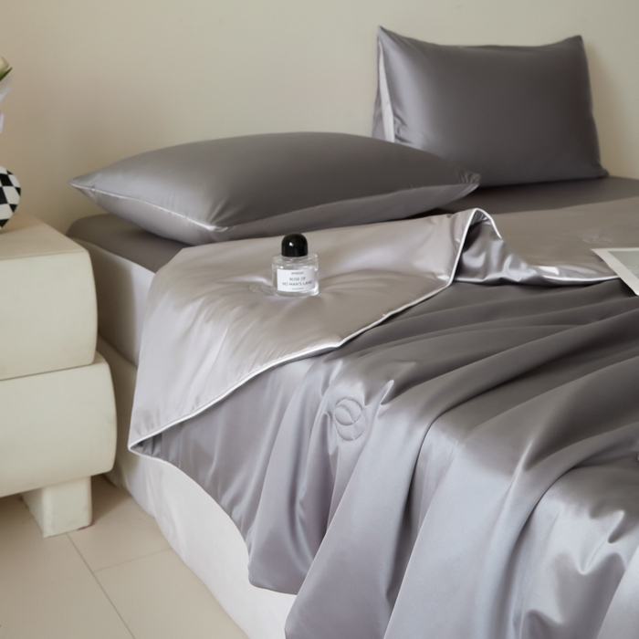 91家纺网 家纺一手货源 找家纺 圣梦莱羽绒家纺 2025春夏新款A类锦氨凉感丝亮丝冰丝绸夏凉被亲肤丝绸被芯 轻奢银烛台