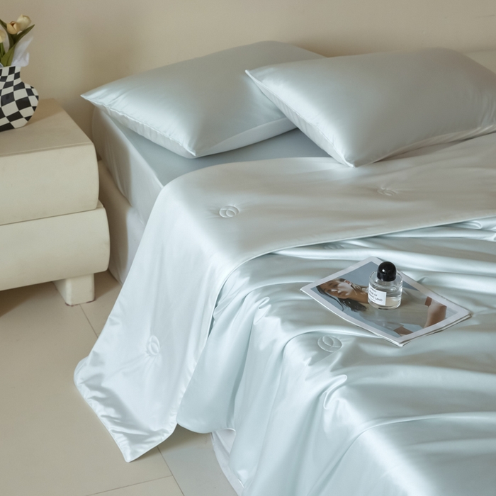 91家纺网 家纺一手货源 找家纺 圣梦莱羽绒家纺 2025春夏新款A类锦氨凉感丝亮丝冰丝绸夏凉被亲肤丝绸被芯 海盐天空蓝